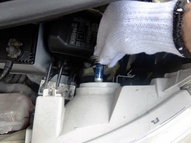 軽自動車のヘッドライトを交換する方法2つ