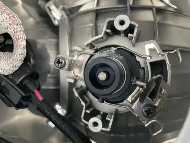 軽自動車のヘッドライトを交換する際の依頼先と費用相場