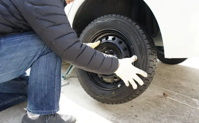 スタッドレスタイヤの装着作業