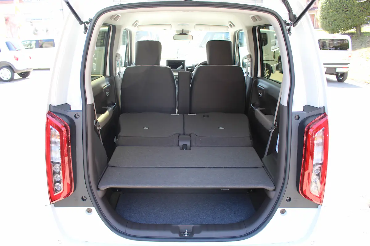 使い勝手のよい荷室と後部座席