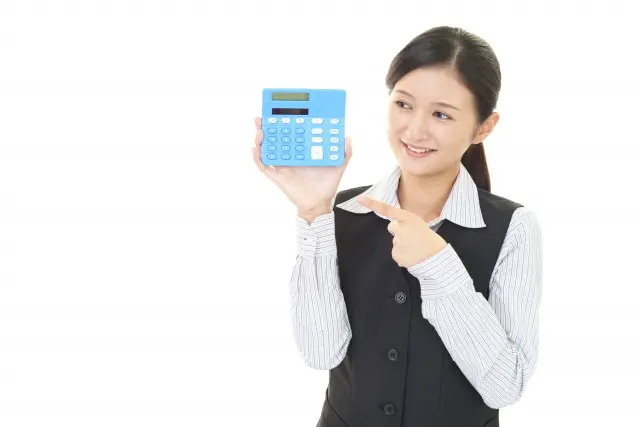 電卓を持つ女性