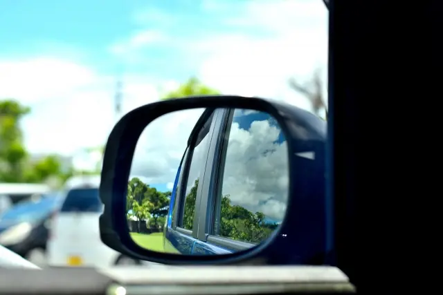 サイドミラー越しの空