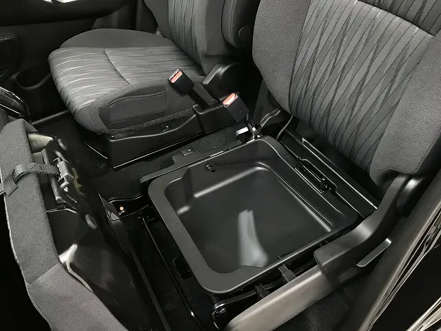ソリオ　助手席下収納