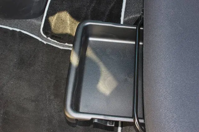 ブーン　助手席下収納