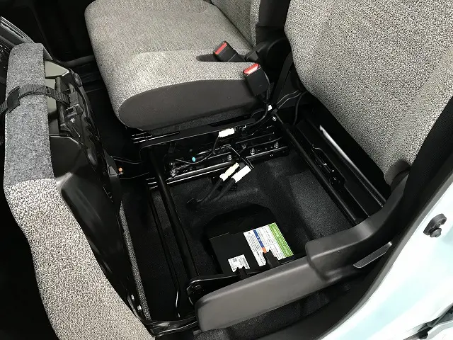 スペーシア　助手席下収納