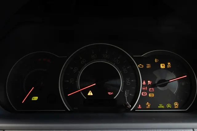 ekワゴンのエンジン始動時に警告灯が一斉に点灯する理由とは？