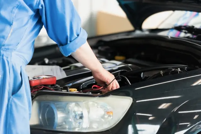 警告灯が点灯した際の原因と修理費用の目安